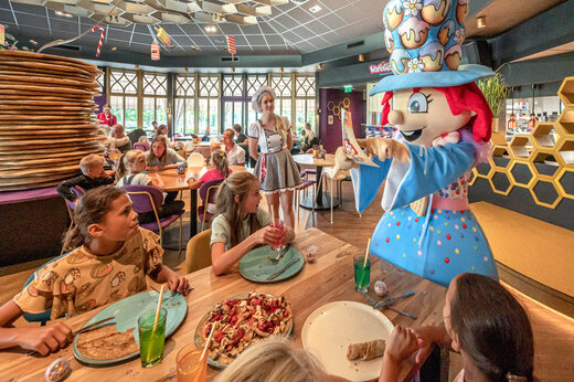 Restaurant met kinderen, mascotte en pannenkoeken op camping CAPFUN De Bongerd in Tuitjenhorn.