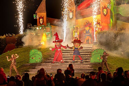 Abendshow mit Maskottchen und Feuerwerk auf dem Campingplatz CAPFUN De Bongerd in Tuitjenhorn.