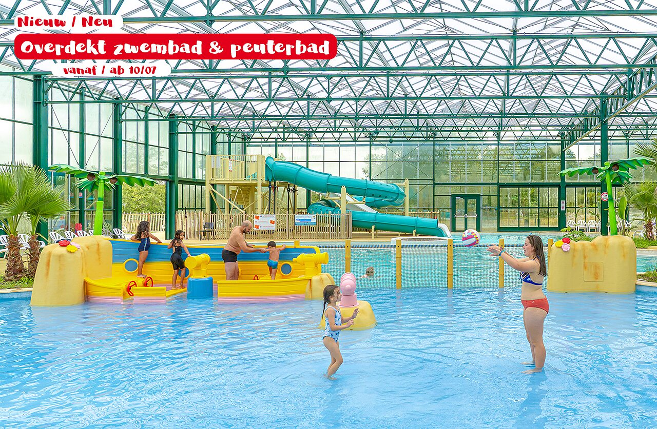 Neues Hallenbad, Rutsche und Planschbecken auf dem Campingplatz CAPFUN De Eikenhof in Paasloo/Oldemarkt.