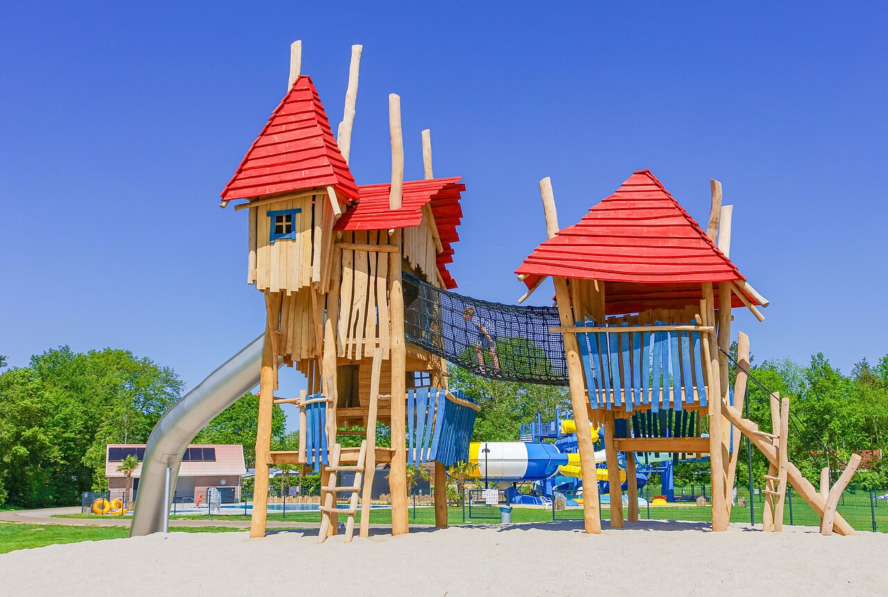 Holzspielplatz, Rutsche auf Camping CAPFUN De Eikenhof in Paasloo/Oldemarkt.