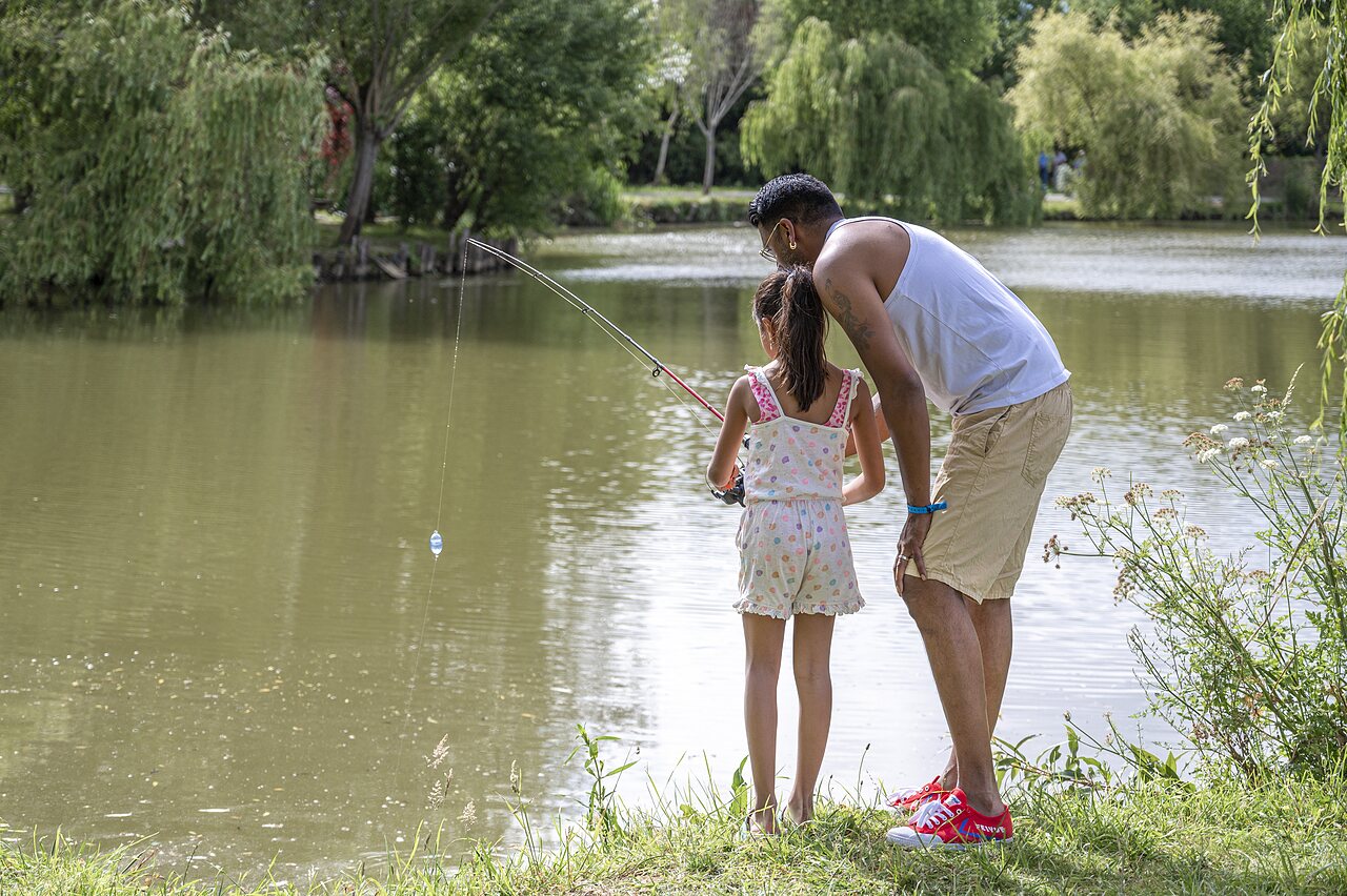 Familienangeln am See auf dem Campingplatz CAPFUN De Eikenhof in Paasloo/Oldemarkt.