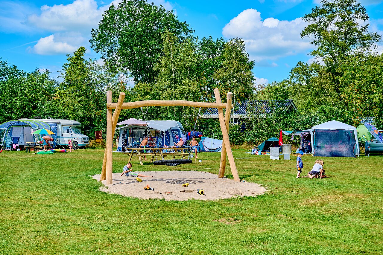 Spielplatz mit Schaukel, Sandkasten f�r Kinder auf CAPFUN De Eikenhof.