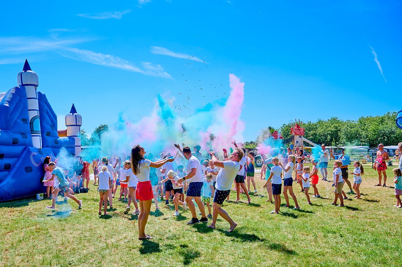 Animation Farbfestival, H�pfburg auf dem Campingplatz CAPFUN De Eikenhof in Paasloo/Oldemarkt.