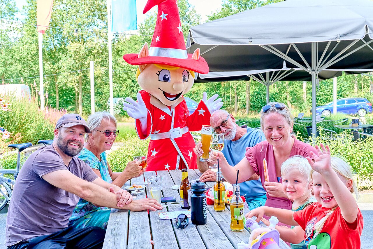 Maskottchen, Familie und Getr�nke auf der Terrasse des Campingplatzes CAPFUN De Eikenhof in Paasloo/Oldemarkt.