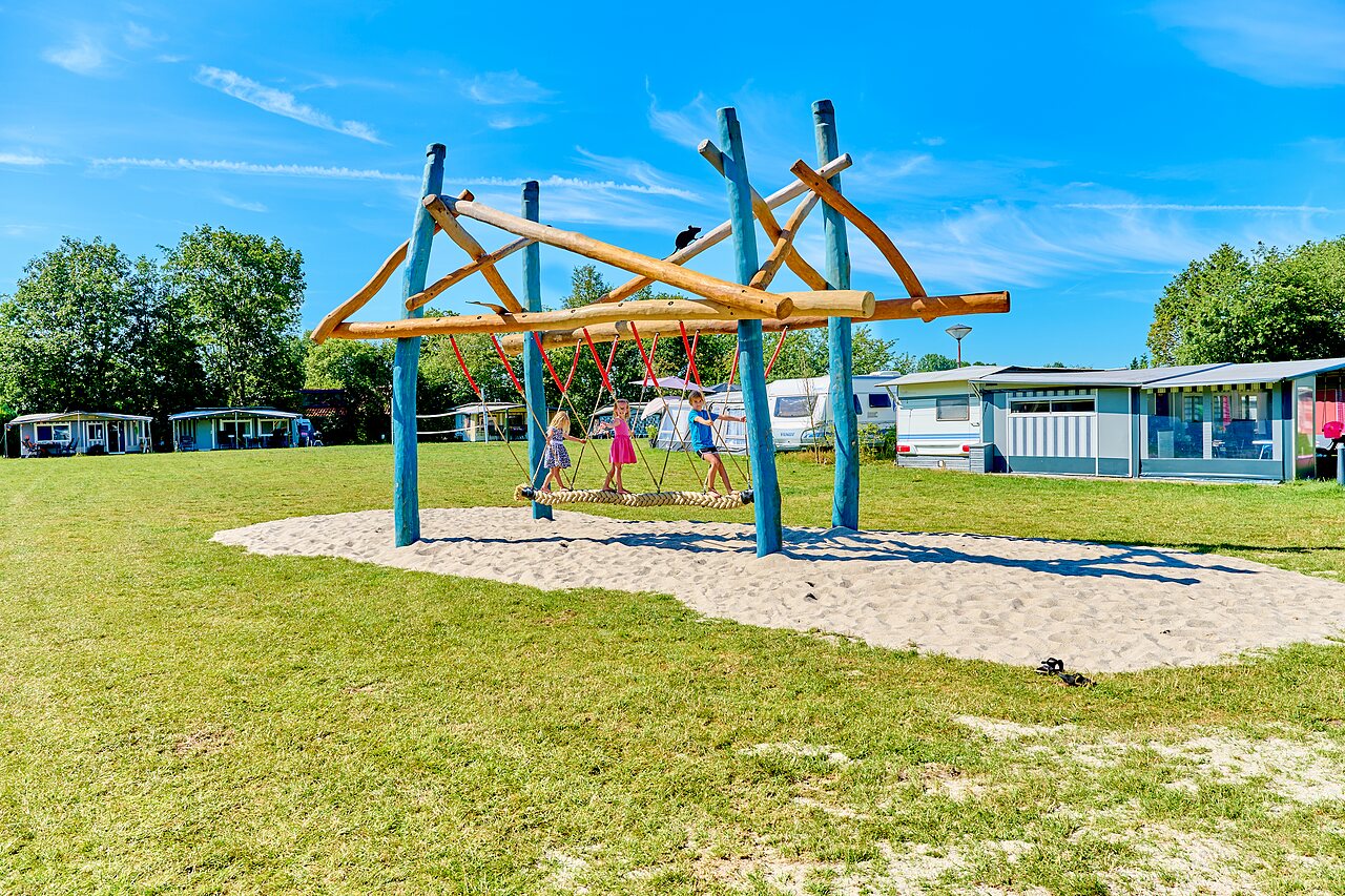 Spielplatz Seilbr�cke f�r Kinder auf dem Campingplatz CAPFUN De Eikenhof in Paasloo/Oldemarkt.