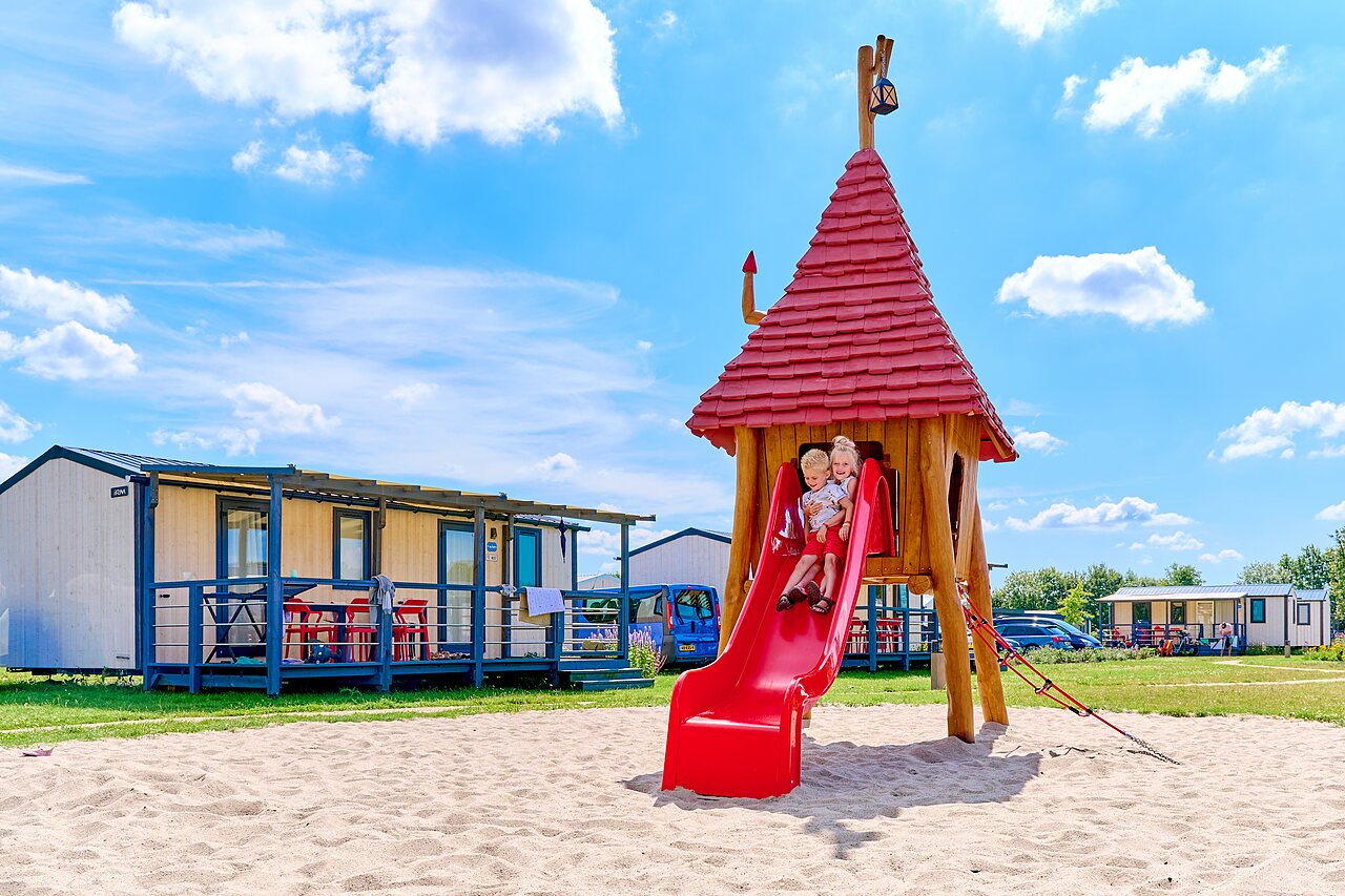 Kinder auf Rutsche Spielplatz, Mobilheime CAPFUN De Eikenhof Paasloo/Oldemarkt.