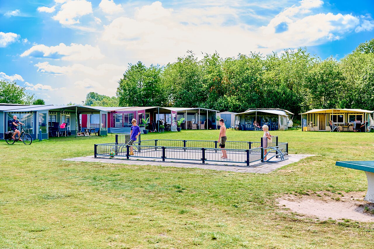 Kinder spielen Fu�ball auf Minispielfeld, Unterk�nfte auf Camping CAPFUN De Eikenhof in Paasloo/Oldemarkt.