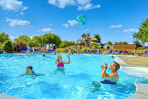 Außenpool, Wasserrutschen und Familie auf dem Campingplatz CAPFUN De Eikenhof in Paasloo/Oldemarkt.