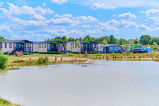 Mobil-homes et lac au camping CAPFUN De Eikenhof à Paasloo/Oldemarkt.