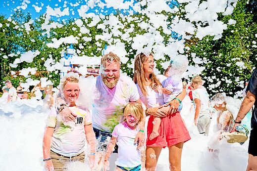 Gl�ckliche Familie bei Schaumparty-Animation auf dem Campingplatz CAPFUN De Eikenhof in Paasloo/Oldemarkt.