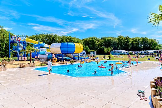 Au�enpool mit bunten Wasserrutschen und Kindern auf dem Campingplatz CAPFUN De Eikenhof in Paasloo/Oldemarkt.