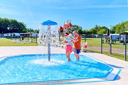 Planschbecken mit Wasserpilz auf Camping CAPFUN De Eikenhof in Paasloo/Oldemarkt.
