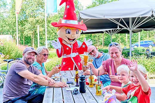 Capfun mascotte, lachende familie op camping CAPFUN De Eikenhof in Paasloo/Oldemarkt.