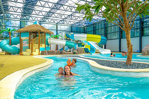 Hallenbad, Wasserrutschen und Strömungskanal auf dem Campingplatz CAPFUN De Eikenhof in Paasloo/Oldemarkt.