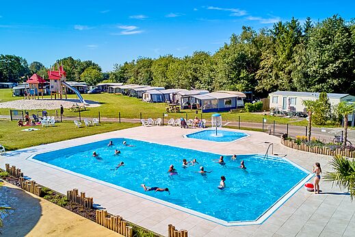 Au�enpool mit Kinderbecken und Spielplatz auf dem Campingplatz CAPFUN De Eikenhof in Paasloo/Oldemarkt.