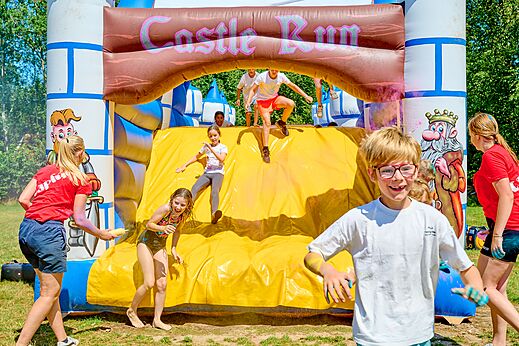 H�pfburg und fr�hliche Kinder am Campingplatz CAPFUN De Eikenhof in Paasloo/Oldemarkt.