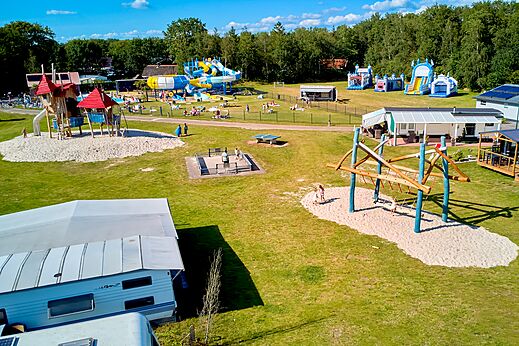 Wasserrutschen und Spielpl�tze auf Camping CAPFUN De Eikenhof in Paasloo/Oldemarkt.