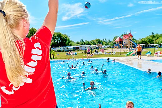 Freibad mit Animation, Wasserspiele auf CAPFUN De Eikenhof in Paasloo/Oldemarkt.