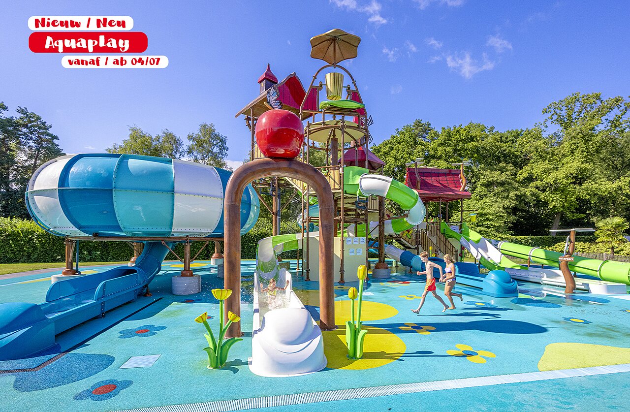 Neuer Aquaplay Wasserpark mit Rutschen auf Camping CAPFUN De Pekelinge in Oostkapelle.