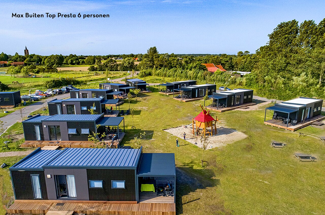 Moderne Unterk�nfte und Spielplatz auf dem Campingplatz CAPFUN De Pekelinge in Oostkapelle.