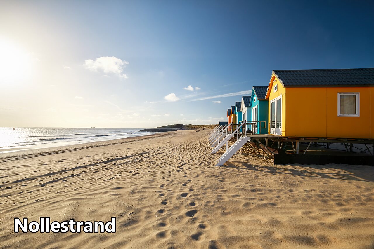 Nollestrand Strand mit bunten Strandh�usern, Ausflugsziel nahe Oostkapelle.