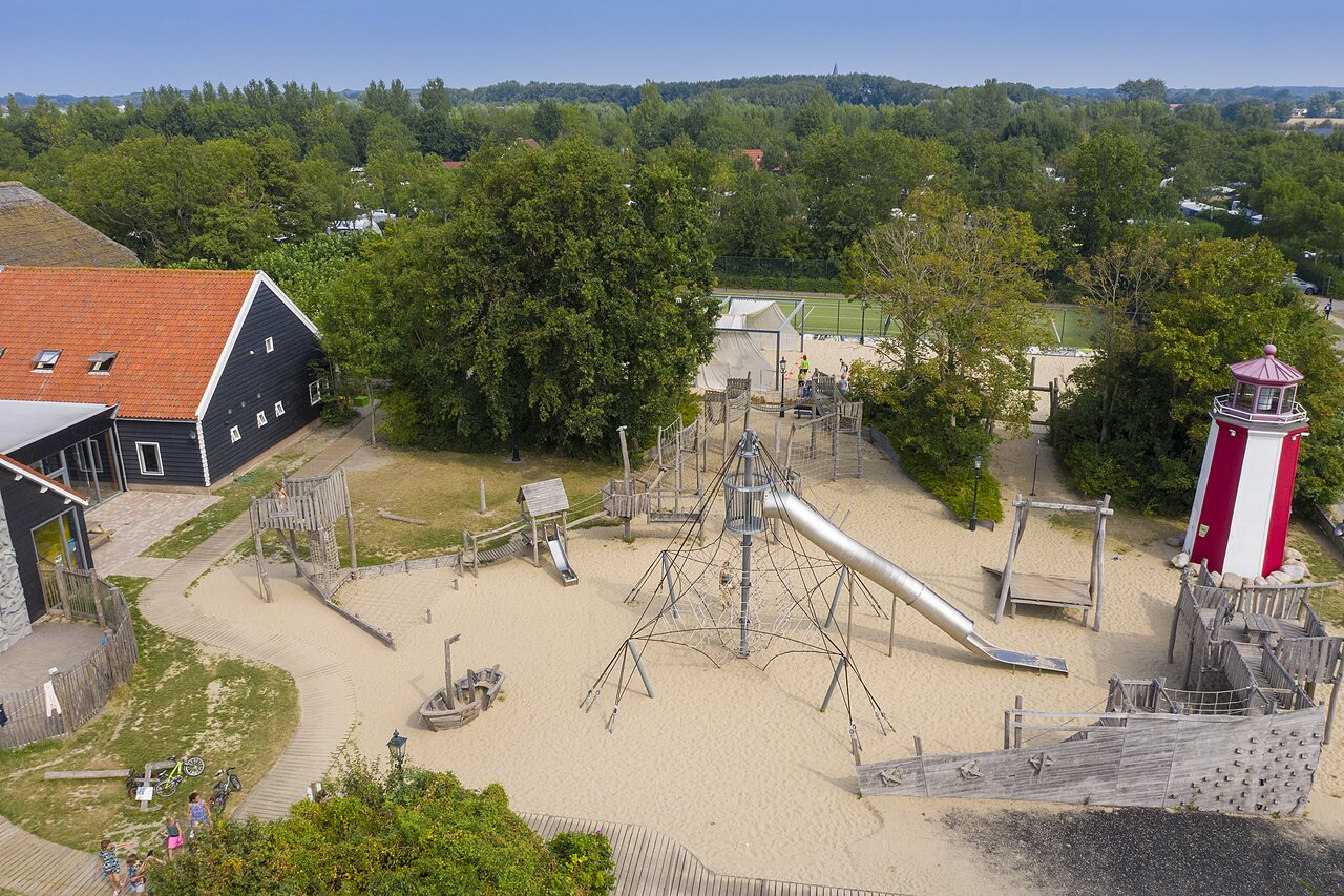 Gro�er Sandspielplatz, Rutsche, Leuchtturm auf dem Campingplatz CAPFUN De Pekelinge in Oostkapelle.