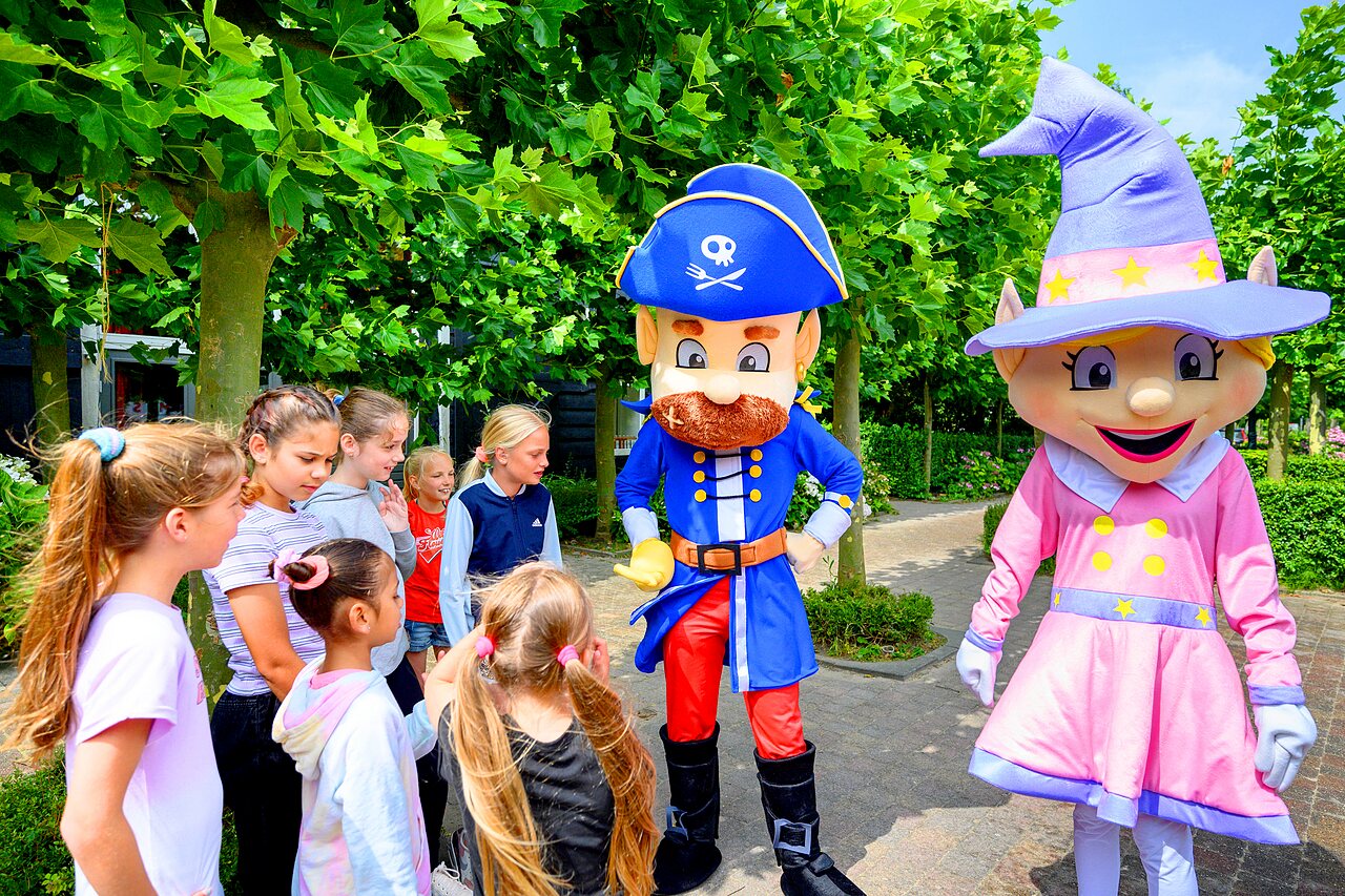 Piraten- und Hexenmaskottchen mit Kindern bei Animation auf dem Campingplatz CAPFUN De Pekelinge in Oostkapelle.