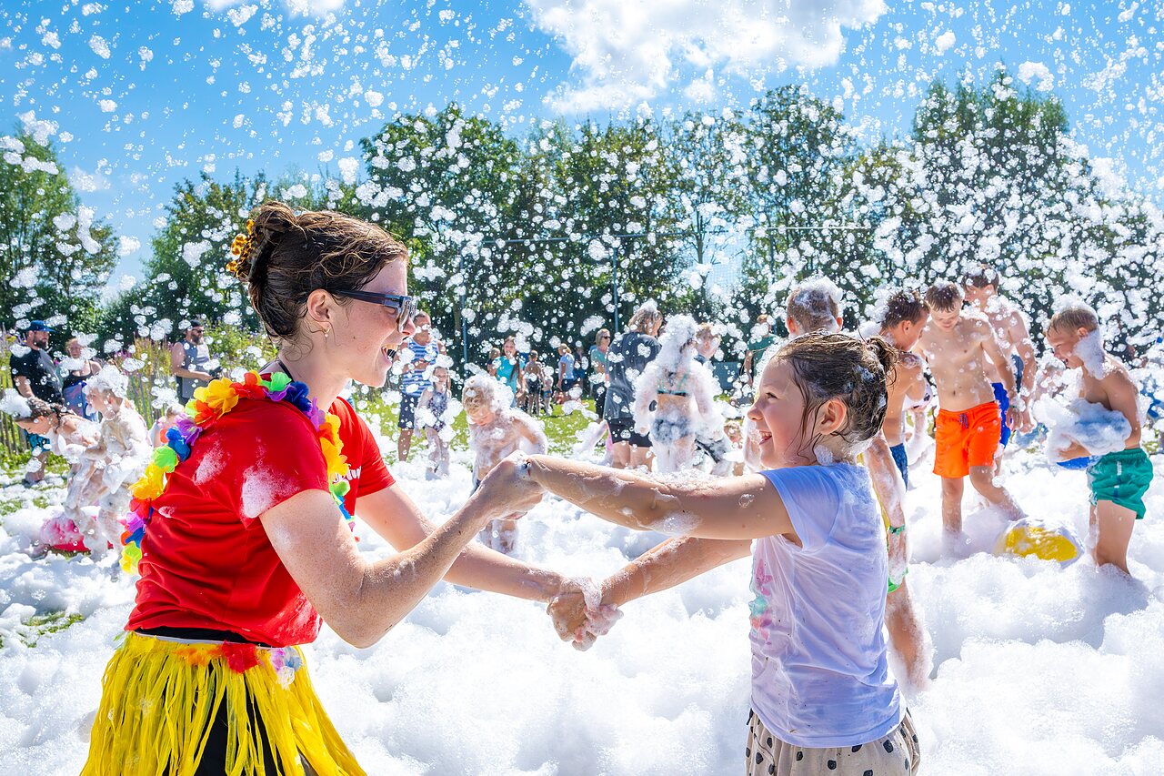 Belebte Schaumparty f�r Kinder auf dem Campingplatz CAPFUN De Pekelinge in Oostkapelle.