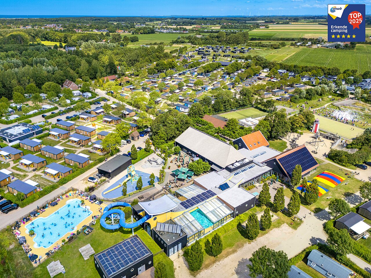 Pools, Wasserrutsche und Mobilheime des Campingplatzes CAPFUN De Pekelinge in Oostkapelle.