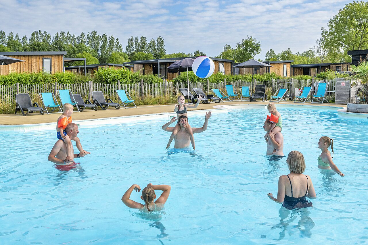 Belebtes Freibad mit Familien auf dem Campingplatz CAPFUN De Pekelinge in Oostkapelle.