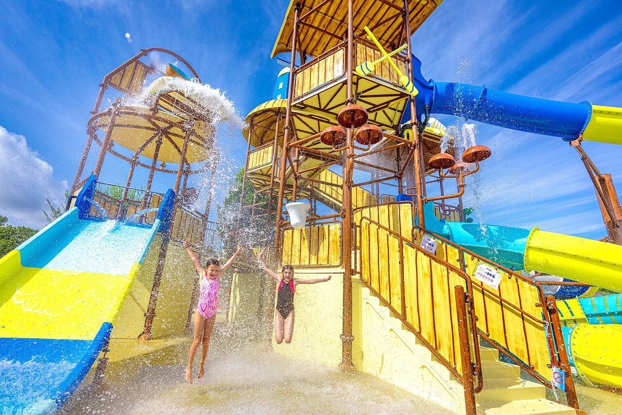 Wasserspielplatz mit Rutschen und Kindern im Camping CAPFUN De Pekelinge in Oostkapelle.
