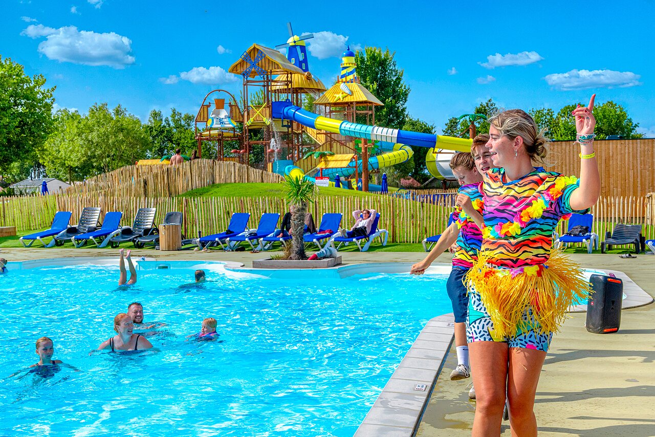 Au�enpool mit Rutschen und Animation auf dem Campingplatz CAPFUN De Pekelinge in Oostkapelle.