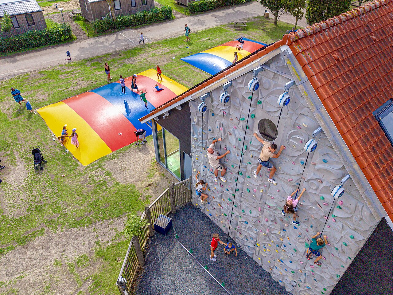 Kletterwand und riesiges H�pfkissen auf dem Campingplatz CAPFUN De Pekelinge in Oostkapelle.