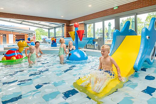 Spielerisches Hallenbad, Rutsche und Wasserspielen auf Camping CAPFUN De Pekelinge Oostkapelle.