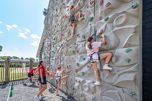 Mur d'escalade avec enfants et animateurs au camping CAPFUN De Pekelinge à Oostkapelle.
