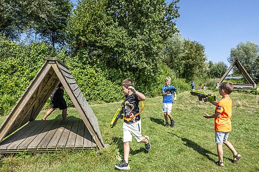 Enfants jouant au laser game en plein air au camping CAPFUN De Pekelinge à Oostkapelle.