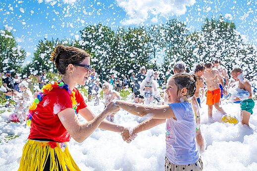 Fr�hliche Schaumparty-Animation mit Kindern und Animateurin auf dem Campingplatz CAPFUN De Pekelinge in Oostkapelle.