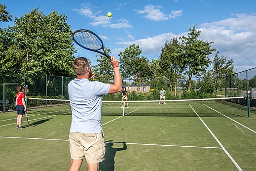 Joueurs de tennis sur le court extérieur au camping CAPFUN De Pekelinge à Oostkapelle.