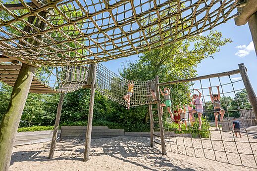Kletterger�st mit Netzen f�r Kinder auf dem Campingplatz CAPFUN De Pekelinge.