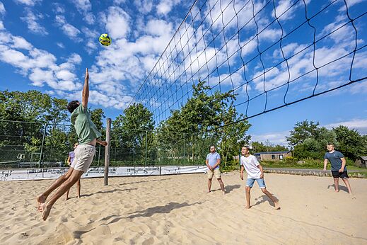 Beachvolleyballspieler auf Sandplatz auf dem Campingplatz CAPFUN De Pekelinge in Oostkapelle.