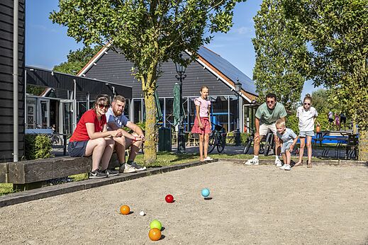 Familie spielt Boule auf dem Campingplatz CAPFUN De Pekelinge in Oostkapelle.