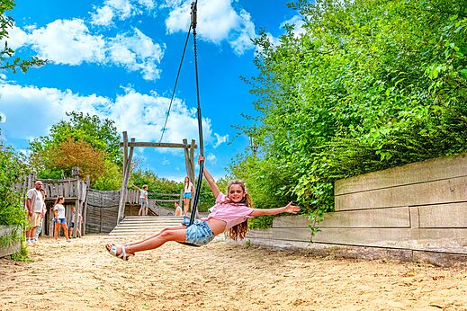 Seilrutsche für Kinder auf dem Spielplatz des Campingplatzes CAPFUN De Pekelinge in Oostkapelle.
