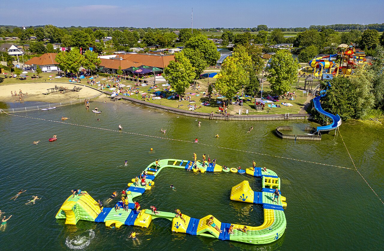 Parc aquatique gonflable, toboggans et plage au camping CAPFUN De Rotonde � Enspijk.