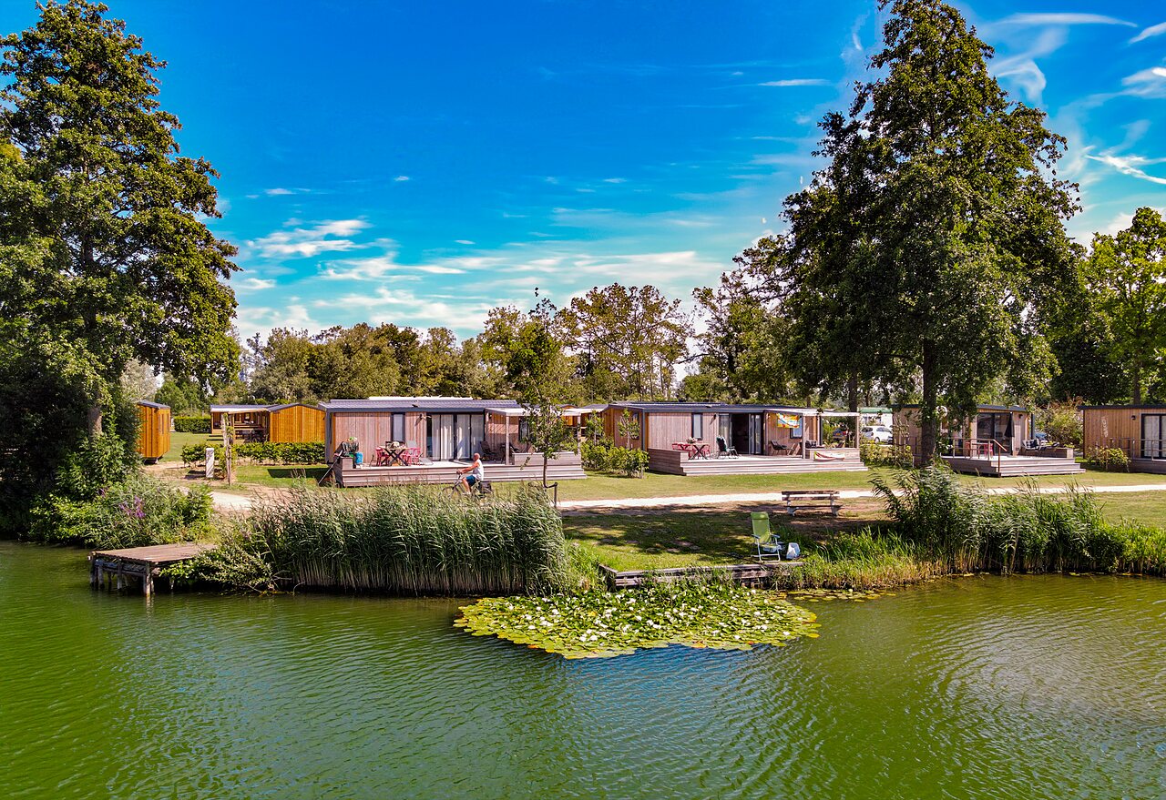 Mobil-homes en bois, terrasses, lac et nature, au camping CAPFUN De Rotonde � Enspijk.