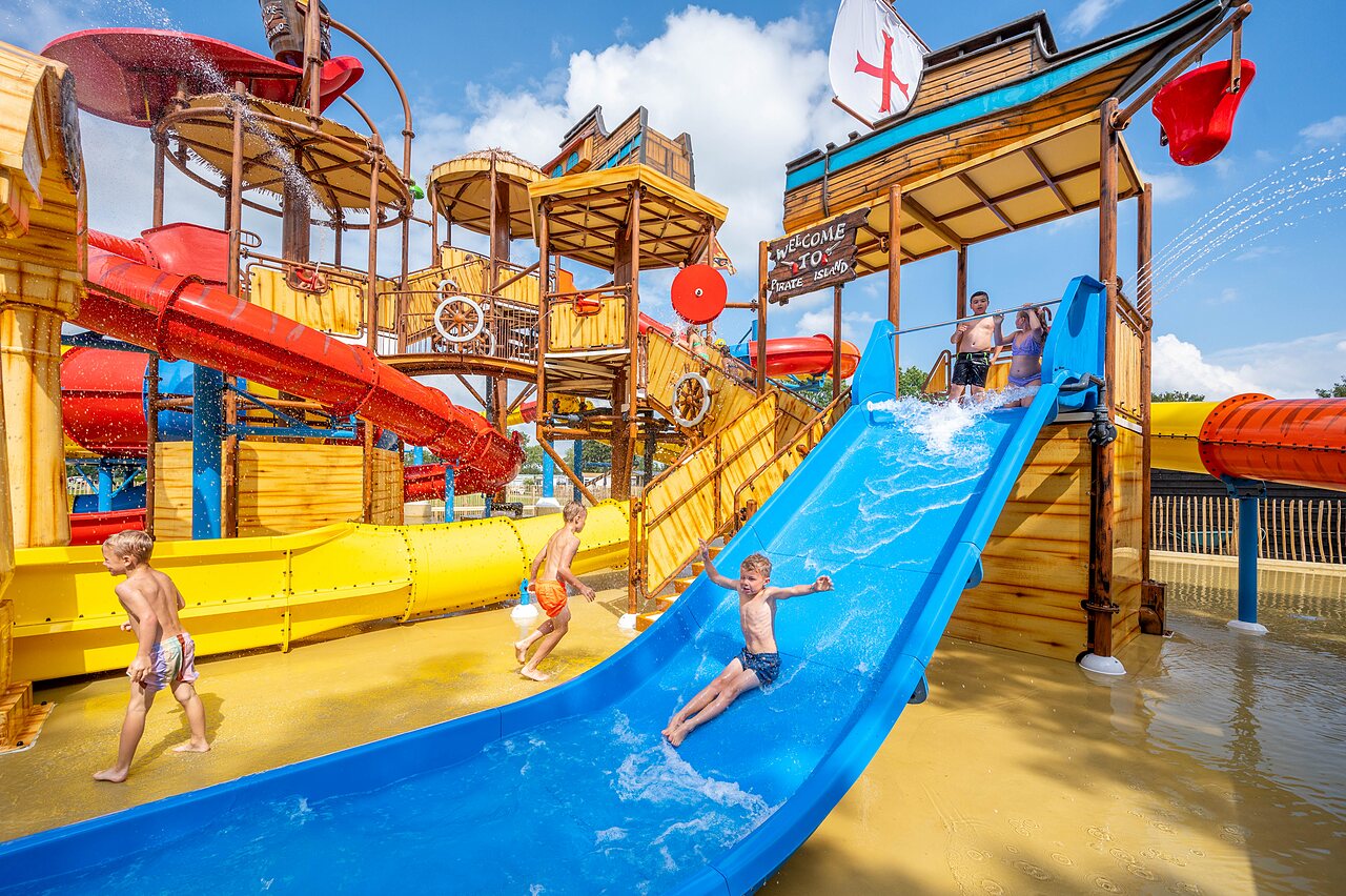 Structure de jeux aquatiques pirate avec toboggans et enfants au camping CAPFUN De Rotonde � Enspijk.