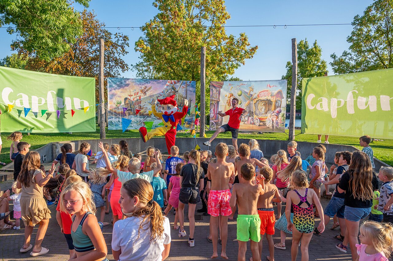Enfants participant � une animation avec animateur et mascotte au camping CAPFUN De Rotonde � Enspijk.