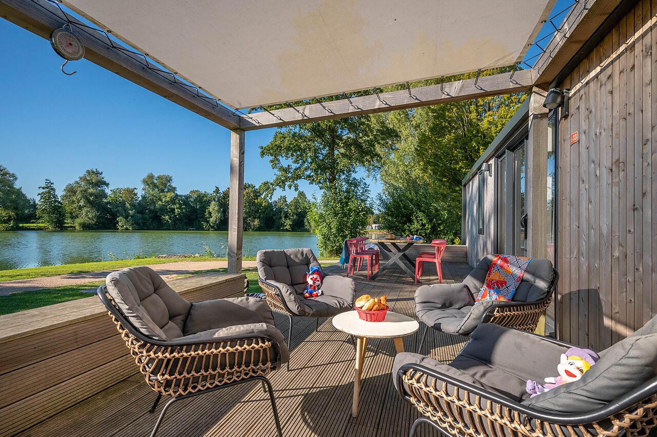 Terrasse am�nag�e, vue lac, camping CAPFUN De Rotonde � Enspijk.