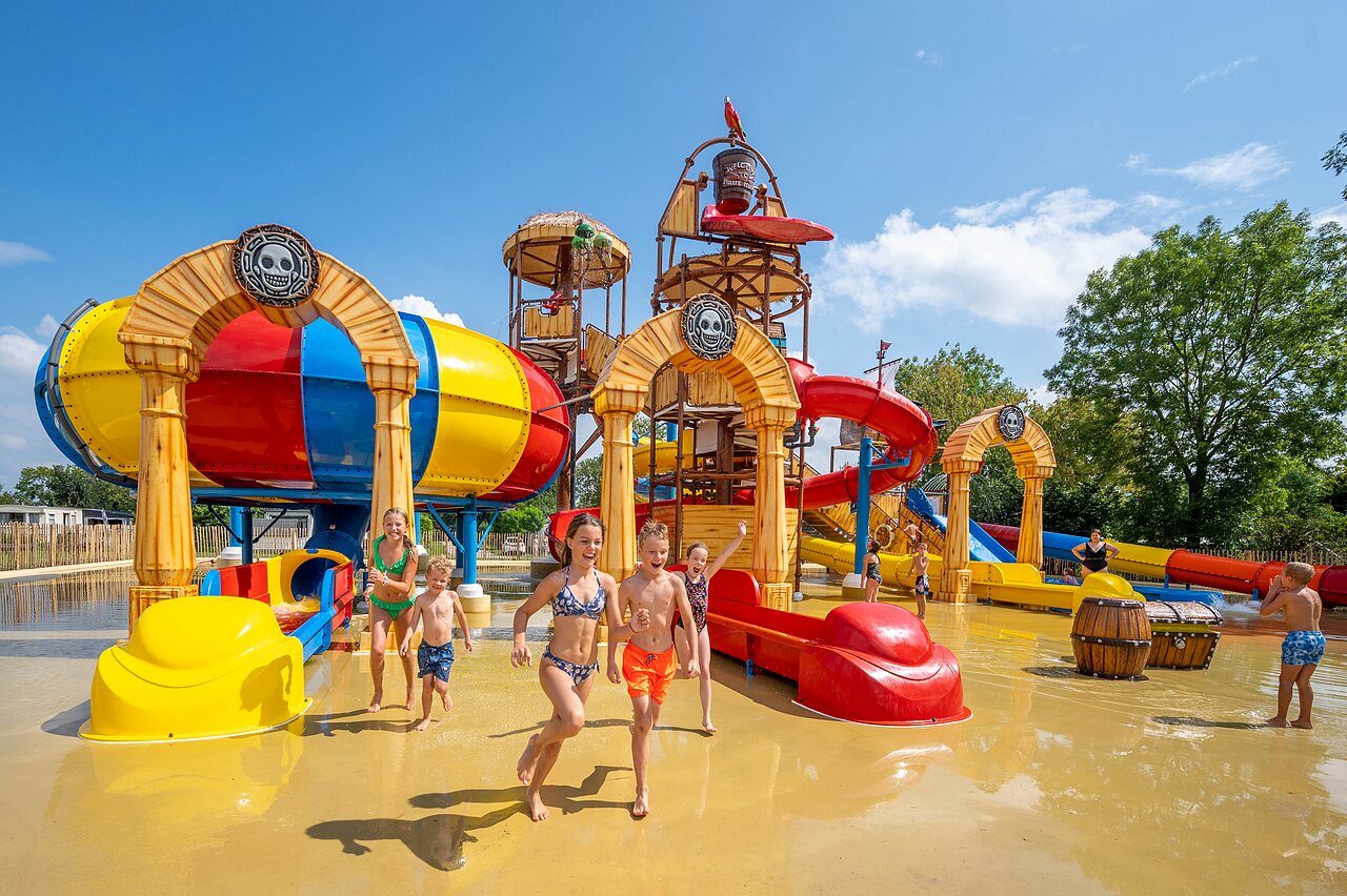Parc aquatique avec toboggans color�s et jeux d'eau pour enfants au camping CAPFUN De Rotonde � Enspijk.