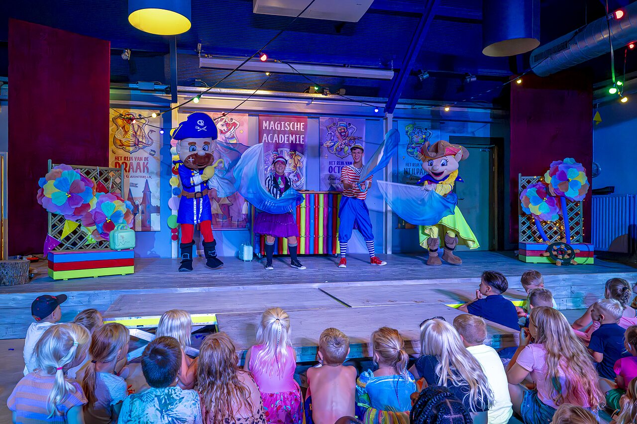 Spectacle d'animation avec mascottes et enfants au camping CAPFUN De Rotonde � Enspijk.