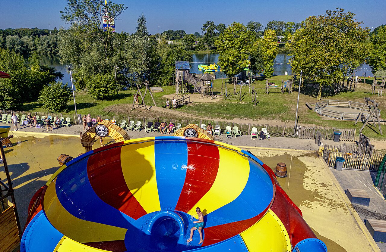 Toboggan aquatique g�ant et aire de jeux au camping CAPFUN De Rotonde � Enspijk.